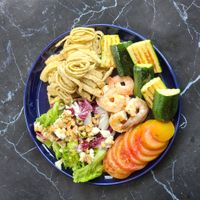 可能是炒麵、蝦和義大利麵的圖像