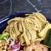 可能是蝦、炒麵、麵、豆腐和義大利麵的圖像