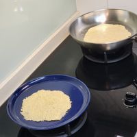 可能是北非小米飯和鬆餅機的圖像