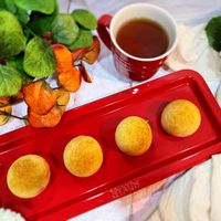可能是戚風蛋糕、椰子馬卡龍和炸丸子的圖像