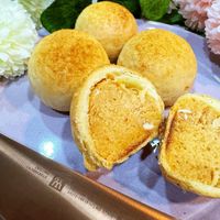 可能是戚風蛋糕和肉餡餅的圖像