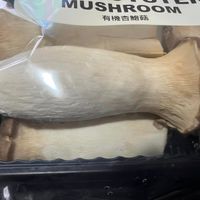 可能是香菇和顯示的文字是「 MUSHROOM SHROOM 有機杏鮑菇」的圖像