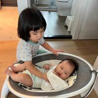 可能是 2 個人和嬰兒的圖像