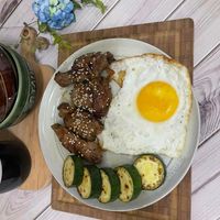 可能是肉排和文字的圖像