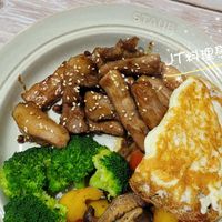 可能是歐姆蛋、豆腐、肉排和文字的圖像