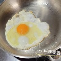 可能是水波蛋、蛋黃和文字的圖像
