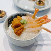 可能是魚卵、壽司和生魚片的圖像