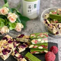 可能是甜點、巧克力棒和顯示的文字是「玫瑰花牛軋糖及抹茶牛軋糖 玫瑰花牛軋」的圖像