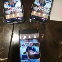 可能是 1 人、電話和文字的圖像