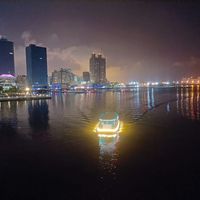 可能是船和摩天大樓的圖像