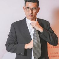 可能是 1 人和套裝的圖像