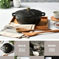 可能是顯示的文字是「 staub Amg 驻那錯鐵雪花和食鍋-黑色 黑色 mg 24cm兼具美觀實用/款、炒、嫩、烤皆合 京、炒、燉、烤皆合宜 燉 敷、烤皆合宜 24cm 兼具美觀實用 煎 煎、炒 たりいい GTAUE Stau 獨特釘點 保持水份 鎖住香氣 優質講鐵 5 全體受熱 均匀溫控 時尚外觀 法國手工 餐桌美學 星廚最愛 美味秘密 一鍋掌握」的圖像