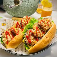 可能是潛艇堡、熱狗、雞肉三明治和文字的圖像