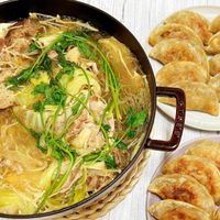 可能是肉餡餅、拉麵和麵的圖像