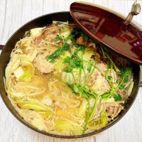 可能是麵、火鍋和文字的圖像
