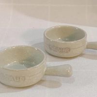 可能是顯示的文字是「 STAUB 20 」的圖像