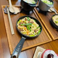 可能是粥、火鍋、拉麵、豆腐和文字的圖像
