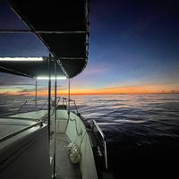 可能是船、海洋和暮光的圖像
