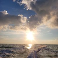 可能是船、地平線、海洋和暮光的圖像