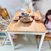 可能是 2 個人、小孩和表格的圖像