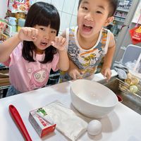 可能是 2 個人和文字的圖像