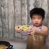 可能是 1 人、炒麵、義大利麵和拉麵的圖像