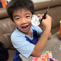 可能是 1 人、小孩、讀書、兒童玩具和文字的圖像