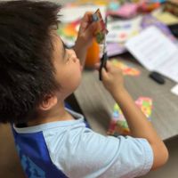 可能是 1 人、小孩和讀書的插圖