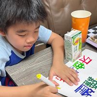 可能是 1 人、讀書、兒童玩具和文字的圖像