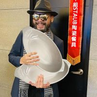 可能是 1 人、帽子、帽子店和文字的圖像