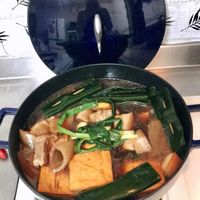 可能是 1 人、拉麵、火鍋、豆腐和文字的圖像