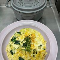 可能是歐姆蛋和印度香料飯的圖像