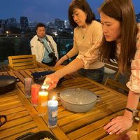 可能是 3 個人、義大利麵和顯示的文字是「 STAUB 」的圖像