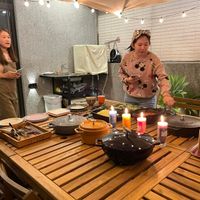 可能是 3 個人、泡茶器、起司火鍋和火鍋的圖像