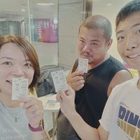 可能是 4 個人、票根和文字的圖像