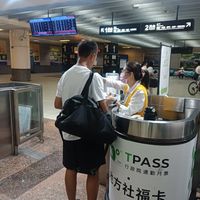 可能是 6 個人、火車和文字的圖像
