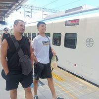 可能是 2 個人、火車和文字的圖像