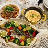 可能是西班牙大鍋飯、蝦和文字的圖像