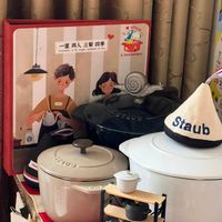 可能是 1 人、泡茶器、慢燉鍋和文字的圖像