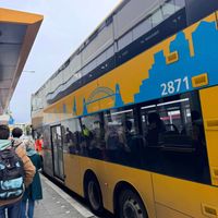 可能是 6 個人、有軌電車和文字的圖像