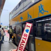 可能是 4 個人、火車、有軌電車和文字的圖像