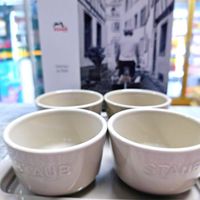 可能是咖啡機、咖啡杯和顯示的文字是「平 O SAUB 」的圖像