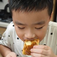 可能是 1 人、麵包棒、戚風蛋糕和半圓形餡餅的圖像