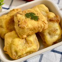 可能是豆腐、牧羊人派、肉餡餅和半圓形餡餅的圖像