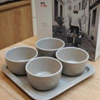 可能是 1 人、泡茶器、咖啡杯和文字的圖像