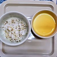 可能是水波蛋、豆腐、粥和蛋黃的圖像