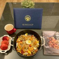 可能是西班牙大鍋飯、炒飯、義大利麵、炒麵和文字的圖像