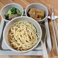 可能是義大利麵、麵、豆腐和拉麵的圖像