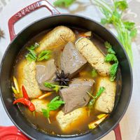 可能是火鍋、燉小牛膝和豆腐的圖像