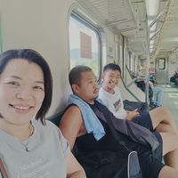 可能是 2 個人、纜車和火車的圖像